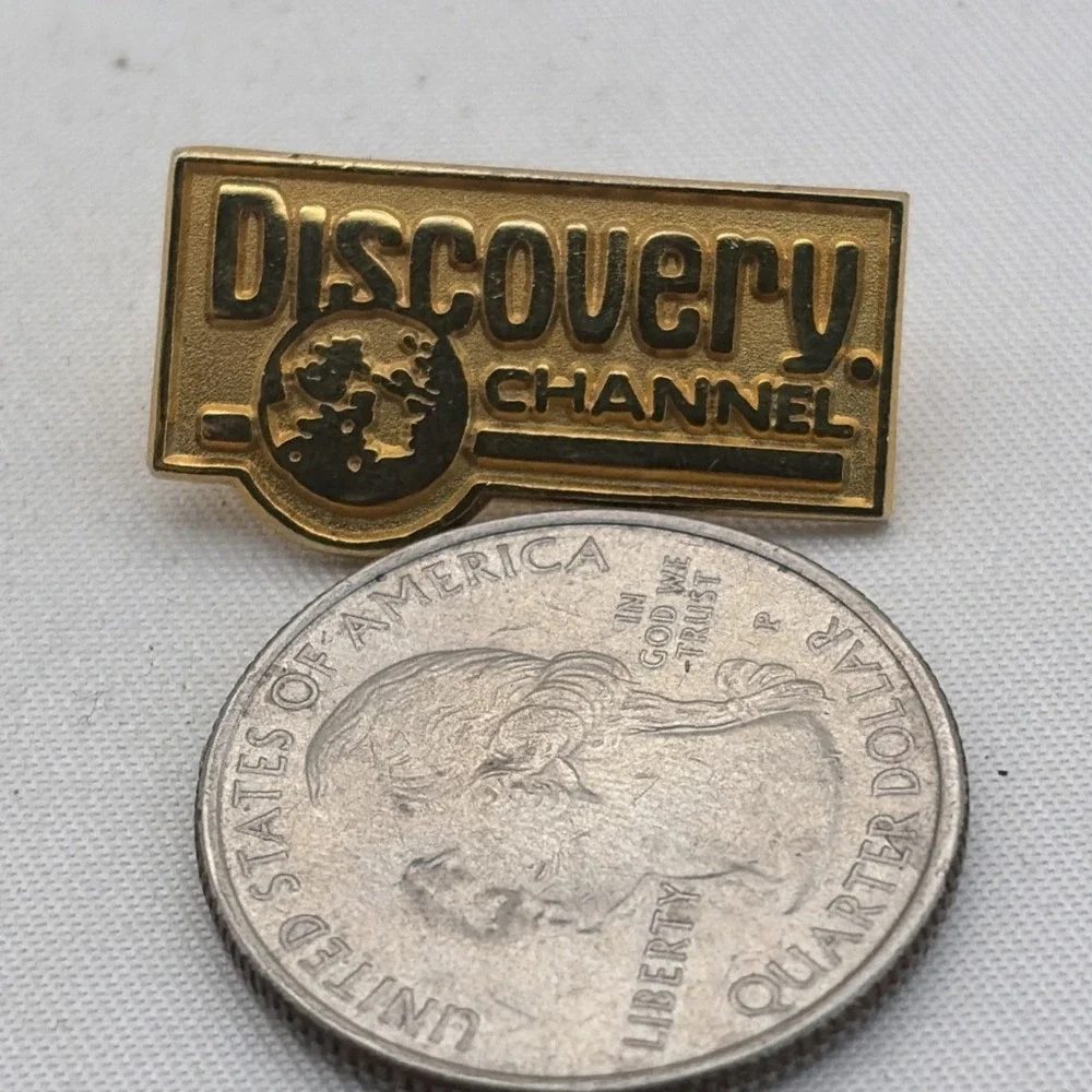 Discovery Channel Gold Tone Television Network Lapel‎ Hat Pin Vintage Logo